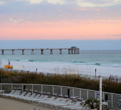 Walking distance to Okaloosa Island Pier &amp; Boardwalk. Sunrise and sunsets free!
