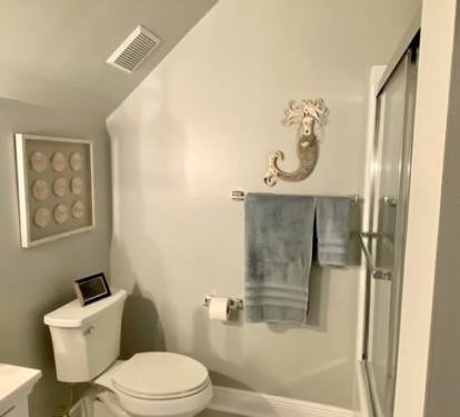 upstairs king master 2 ensuite bath with shower/tub combo