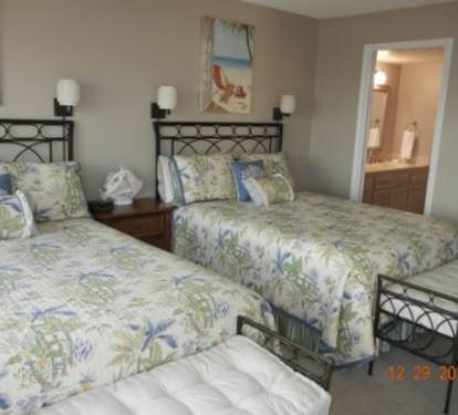 Gulf-front BR w/2 Queen Beds, 43" TV, and Blackout Drapes