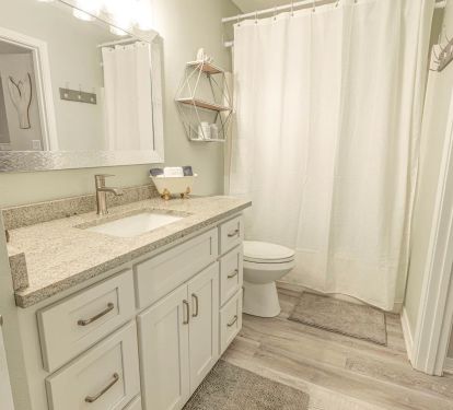 tub/shower combination with granite countertops