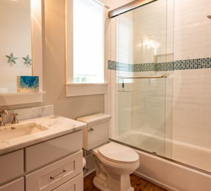 Second Floor Queen Bathroom 