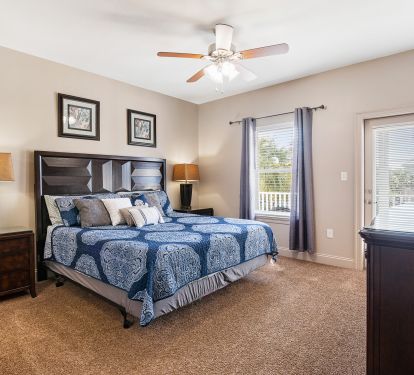 King suite with private bathroom and balcony access