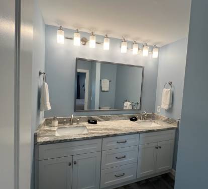 King bath with tiled shower