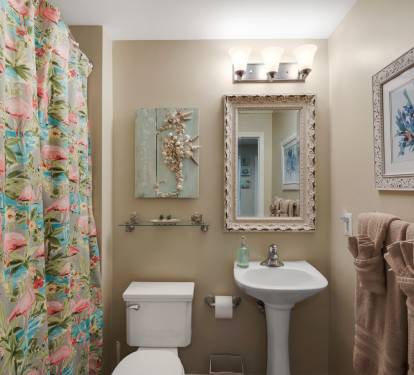 Hall Bathroom (Full) with Combined Bath Tub and Shower