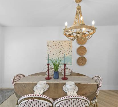 Dining area comfortably seats 6
