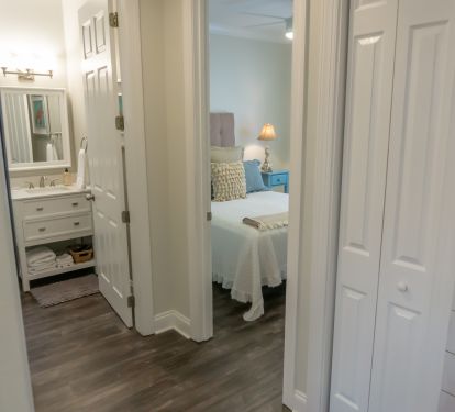 adorable 1st fl queen suite with new bath and marble shower