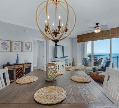 Dining table for 4 that can easily be enlarged to seat 6 people