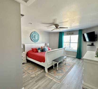 Top Floor Master Bedroom-King Size Bed-Walk In Closet-Smart TV-Water Views
