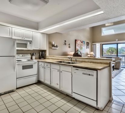 Spacious, fully-equipped kitchen