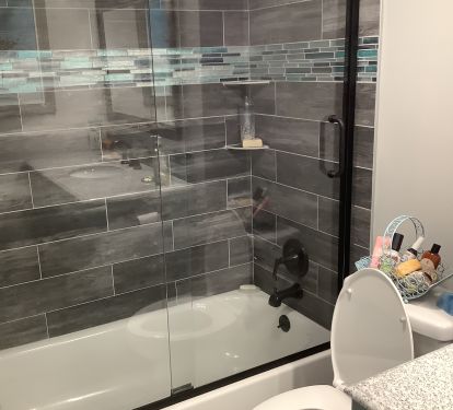 Master bath tub/shower with tile