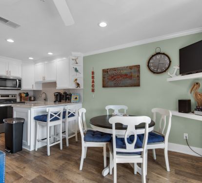 Dining table for 4 and 2 at kitchen counter