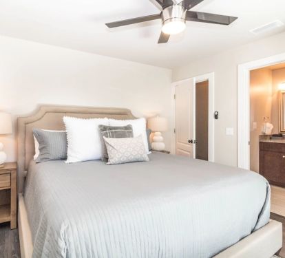 King Guest room and en-suite bathroom