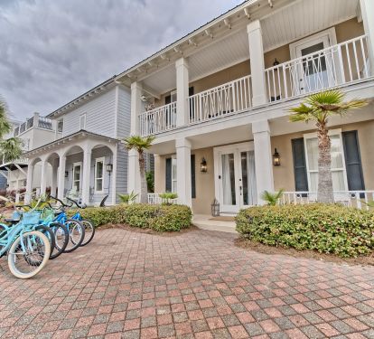 THE " AMAZING " POOL DECK HOUSE  * Location Location* 