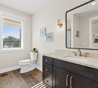 Front Middle Level Master Bathroom with Tiled Tub/Shower Combo