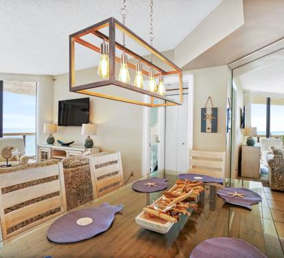 Dining area seats 6