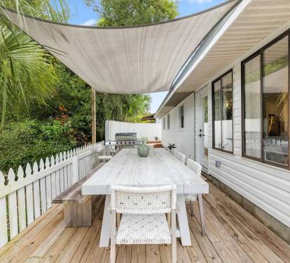 Gorgeous outdoor patio dining with gas grill 