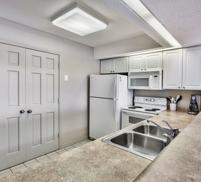 Kitchen has lots of work space