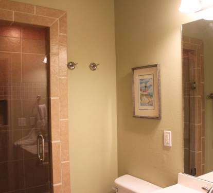 Upgraded Full Bath with Shower Seat on Main 