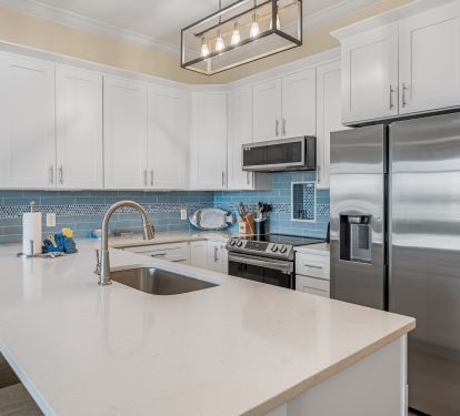 Brand new kitchen with all top-end stainless appliances