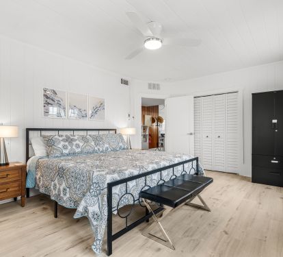 King room shares a hall bath with the twin room; independently controlled air
