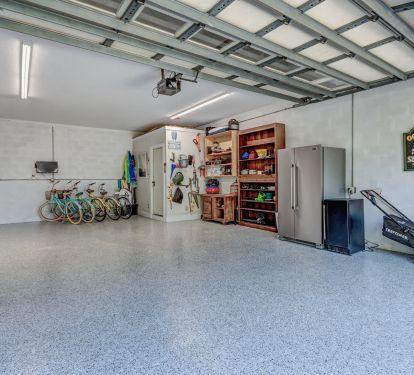 Two Car Garage with extr fridge and 25 lb per day ice maker