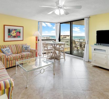 Mainsail 363 - spacious living room with a view!