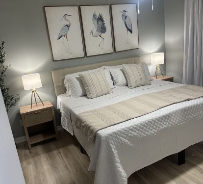 Bedroom w/ King: Downstairs
