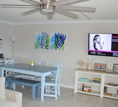Dining seating for 6, coffee/wine bar, smart tv, lots of books, games, puzzles
