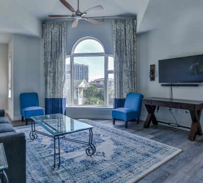 Loft, smart TV/sound bar, beautiful views, new sleeper sofa, balcony access 