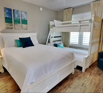 Middle bedroom with 1 Queen, 1 Full, 1 Twin bed