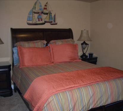 comfortable master bedroom w/queen size bed