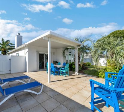Patio seating with beautiful palms!
