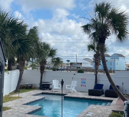 &ldquo;Private&rdquo; this unit only has access salt water pool