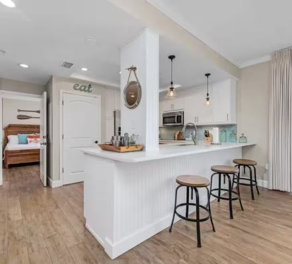 Breakfast Bar with white quartz countertops matching Navarre's white quartz sand.