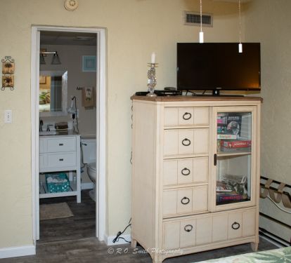 guest bath with tub/shower combo, tv &amp; dvd player