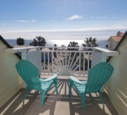Private balcony off main upper king bedroom