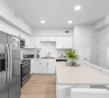 Spotlessly CLEAN and well stocked full kitchen