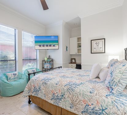 Guest Bedroom - King and Bunks with Smart TV