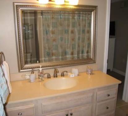 Bathroom adjacent to 2nd BR -  with tub
