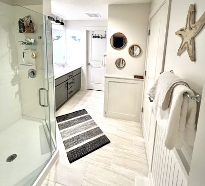 Ensuite master bath / double vanity / separate commode room / walk-in closet