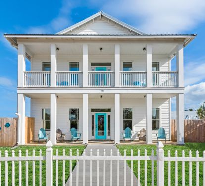 Freestyle-2 Welcome to fun and funky Freestyle! 6 bedrooms, private pool, free 2021 6 seat golf cart, 4 free bikes, 2 kayaks and 2 paddleboards. Located only 2 blocks from 6 different beach accesses.