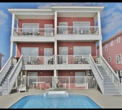 Back of house that faces the pool and  beach. 