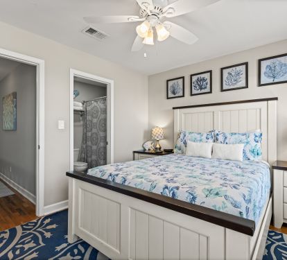 Upper floor Roadside Bedroom with a Queen Bed and private Bathroom