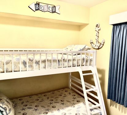 Cheery Bunkroom with Twin over Double - Sleeps 3. Wall mounted TV. Happy Kiddos!