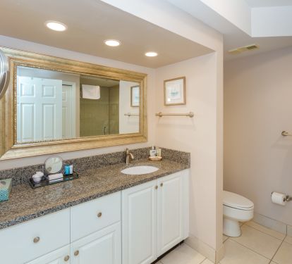 Bath in primary suite with washer/dryer