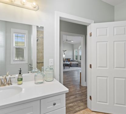 Main Level Primary En Suite Bathroom #2