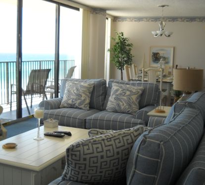 VERY LARGE LIVING/DINING AREA