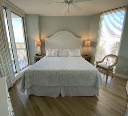 Bdrm 2- King size luxury gel mattress with gulf views and 50 inch Roku Tv.