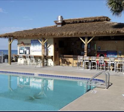 Tiki Bar between the pools