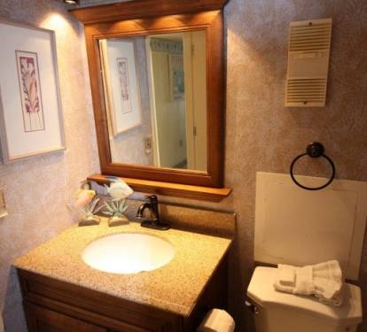 2nd full bathroom in hallway